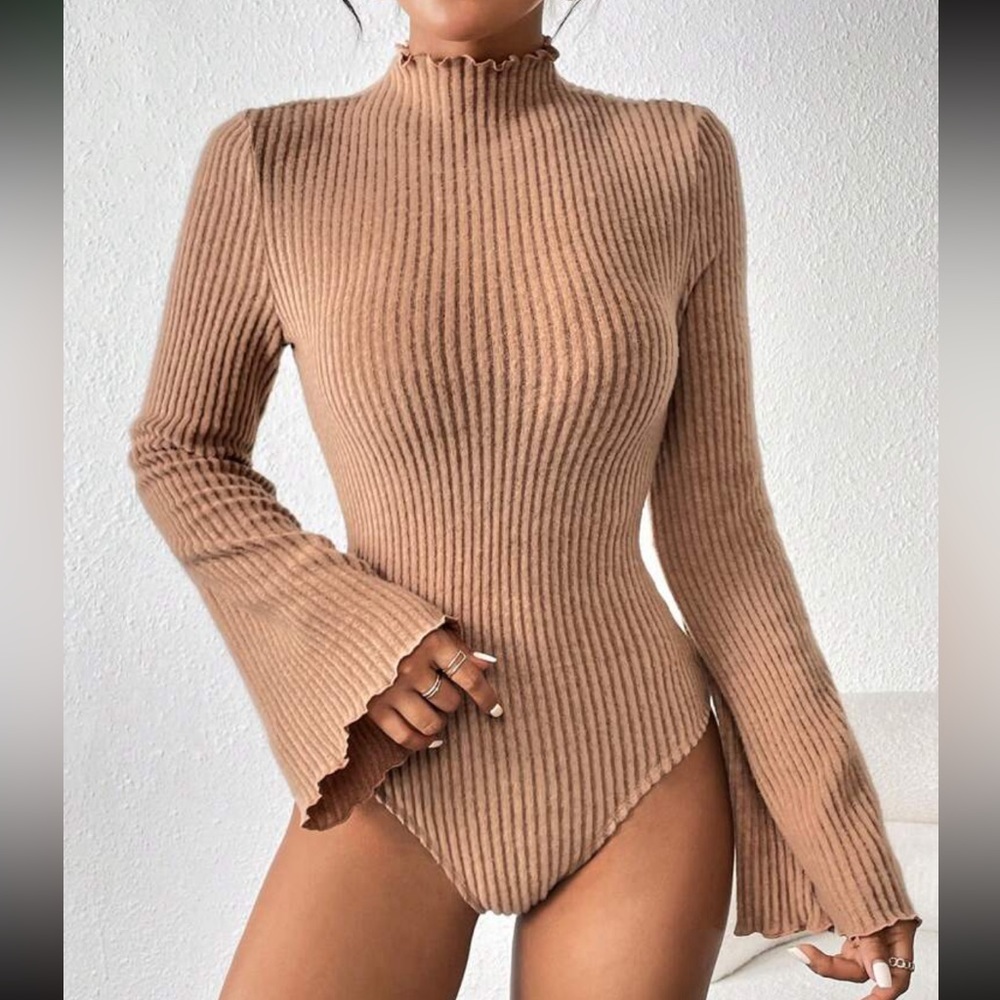 Turtle neck, long sleeve. Flare sleeves